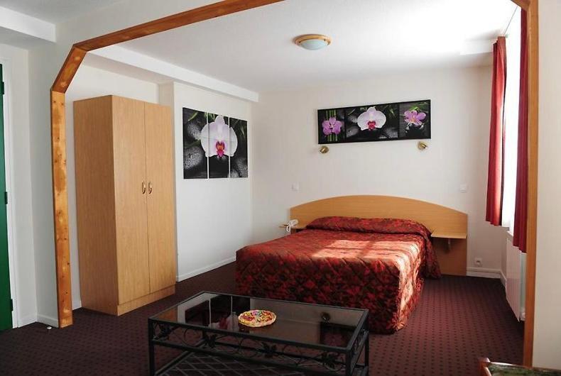 Logis Hotel Le Val De Vence Launois-sur-Vence Екстериор снимка