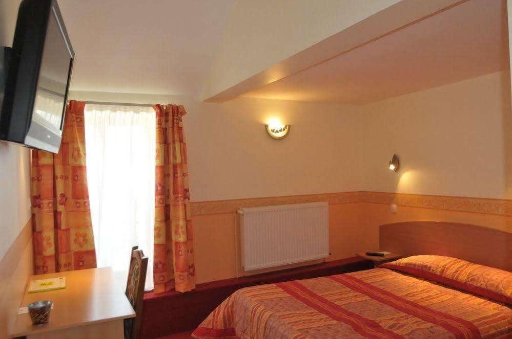 Logis Hotel Le Val De Vence Launois-sur-Vence Екстериор снимка